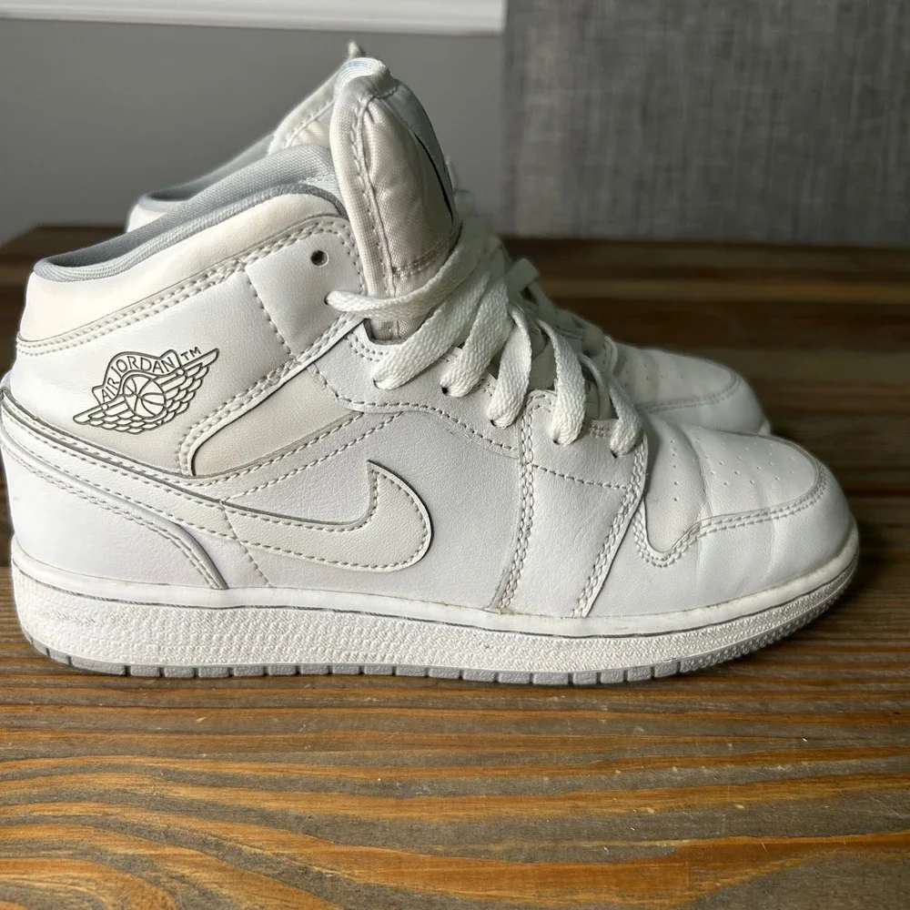 Jordan 1 Mid White Pure Platinum Kids‎ Sneakers 554725-112 Size 4.5Y